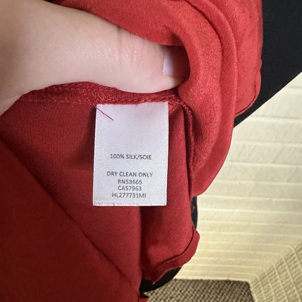 Trouve 100% Silk Button Down Blouse Sz S Red Minimalist V Neck Preppy Old Money - Picture 6 of 6